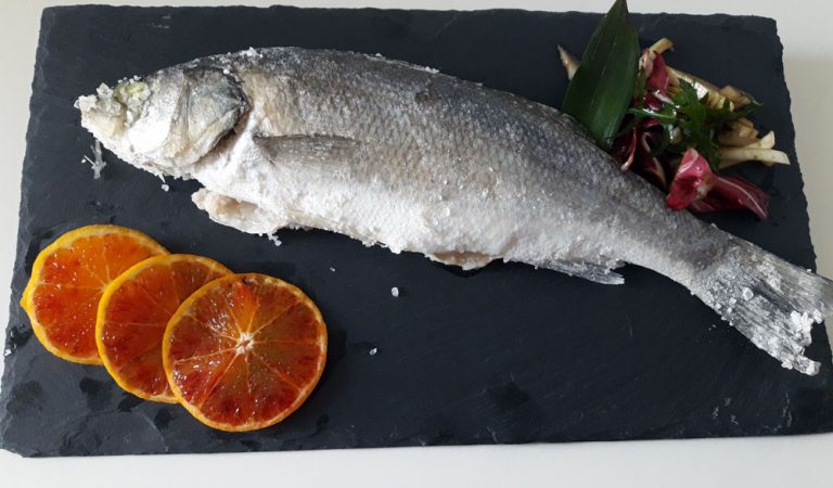 Branzino al sale, un secondo di pesce Branzino al sale, un secondo di pesce