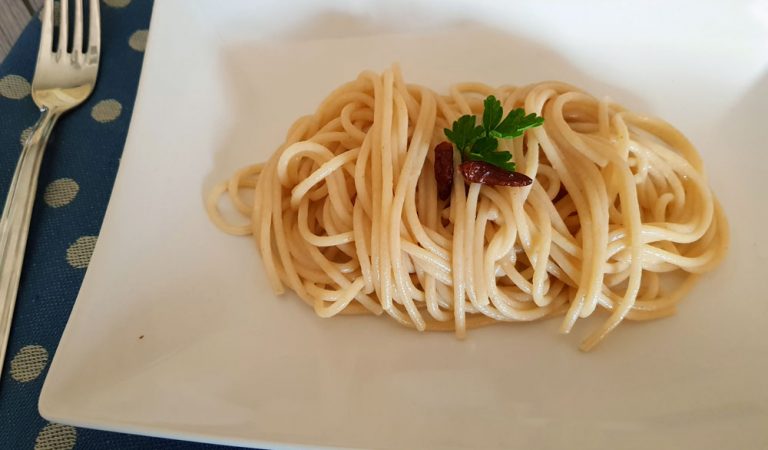 Spaghetti aglio, olio e peperoncino: un primo piatto infallibile Spaghetti aglio, olio e peperoncino: un primo piatto infallibile