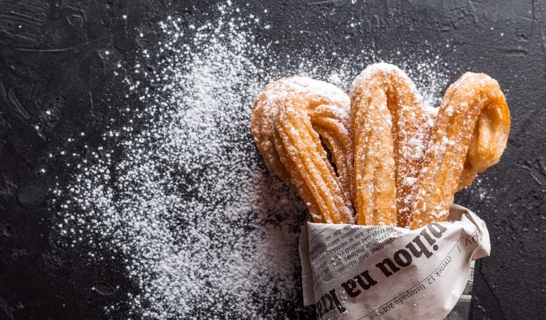 Churros: la ricetta, origini e curiosità sulle tapas dolci Churros: la ricetta, origini e curiosità sulle tapas dolci