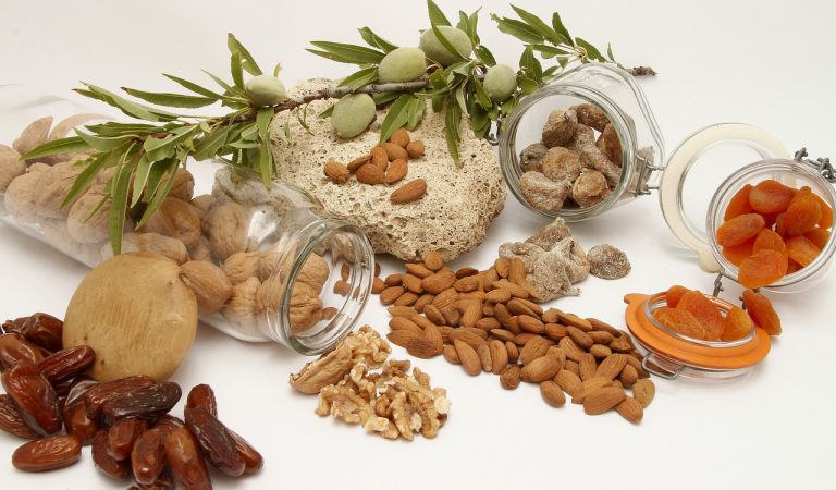 Frutta secca: proprietà, calorie e benefici Frutta secca: proprietà, calorie e benefici