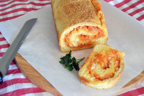 Pan brioche salato con ripieno di cipolle e formaggio ...